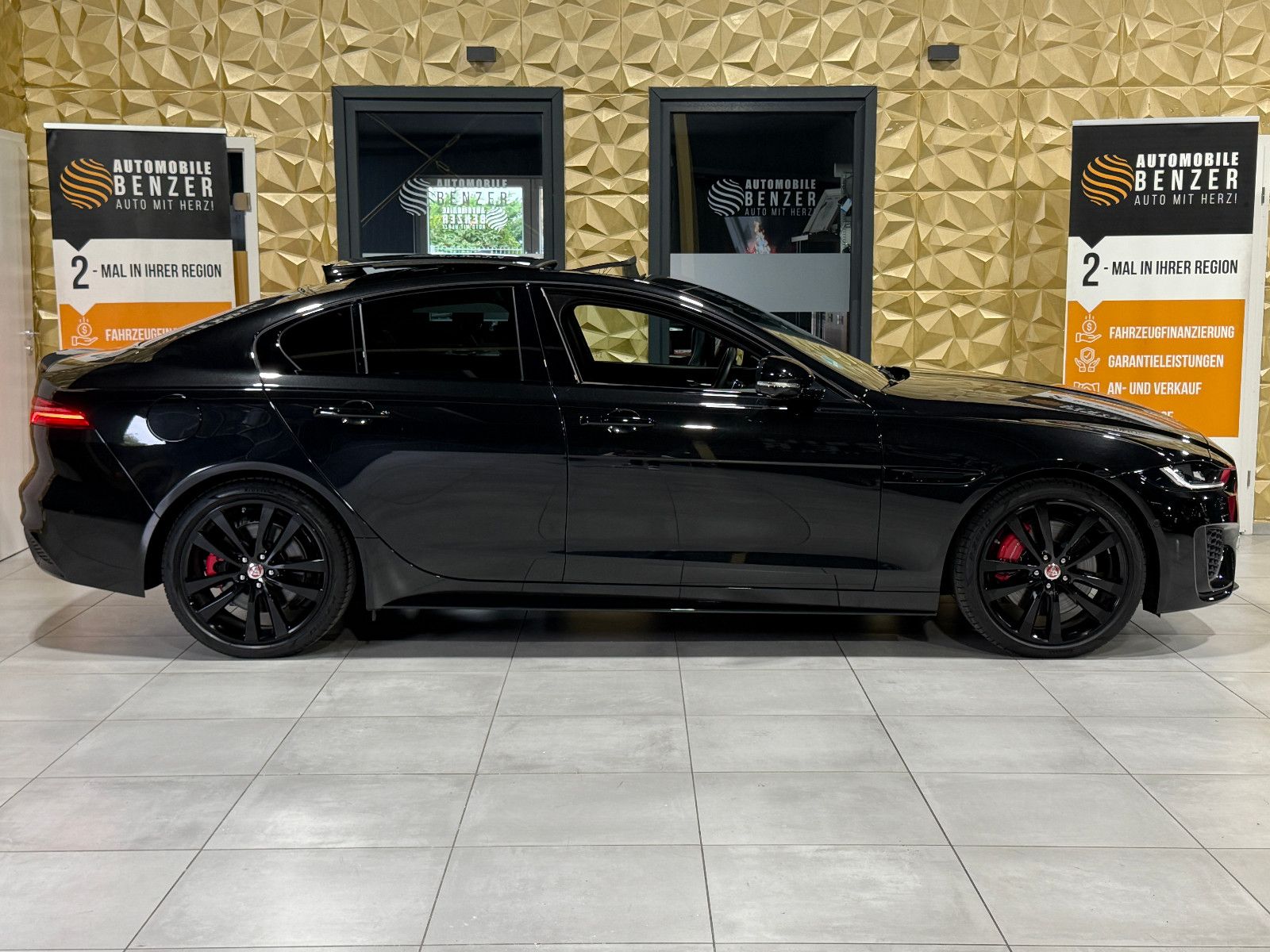 Jaguar XE R-Dynamic Black/PANO/360''KAM/MERIDIAN/LED