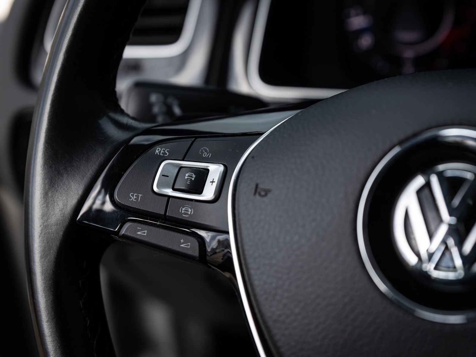Volkswagen Golf VII 1.5TSI Highline - Samsaru's Car Outlet