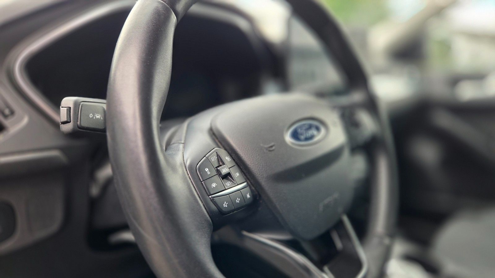 Ford Focus Lim. Active X 1. Hand 8fach bereift