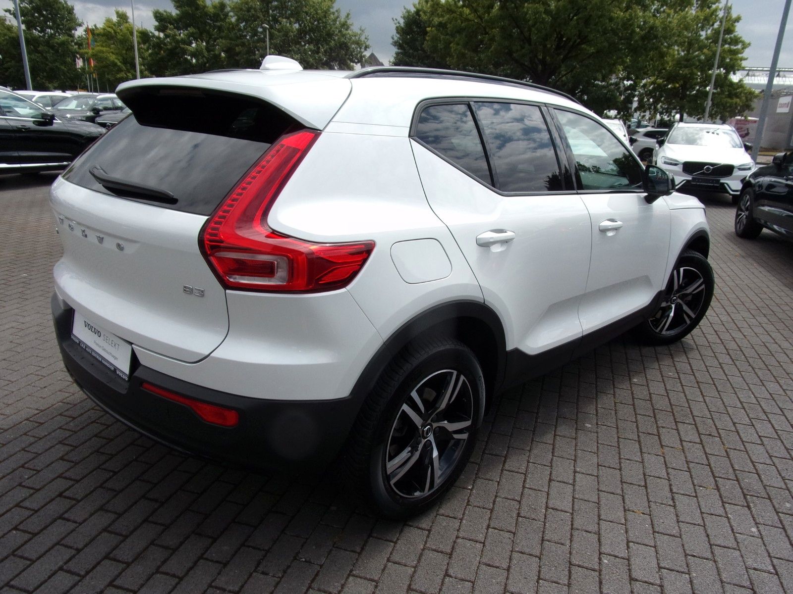 Volvo XC 40 B3 Plus Dark 2WD - Samsaru's Car Outlet