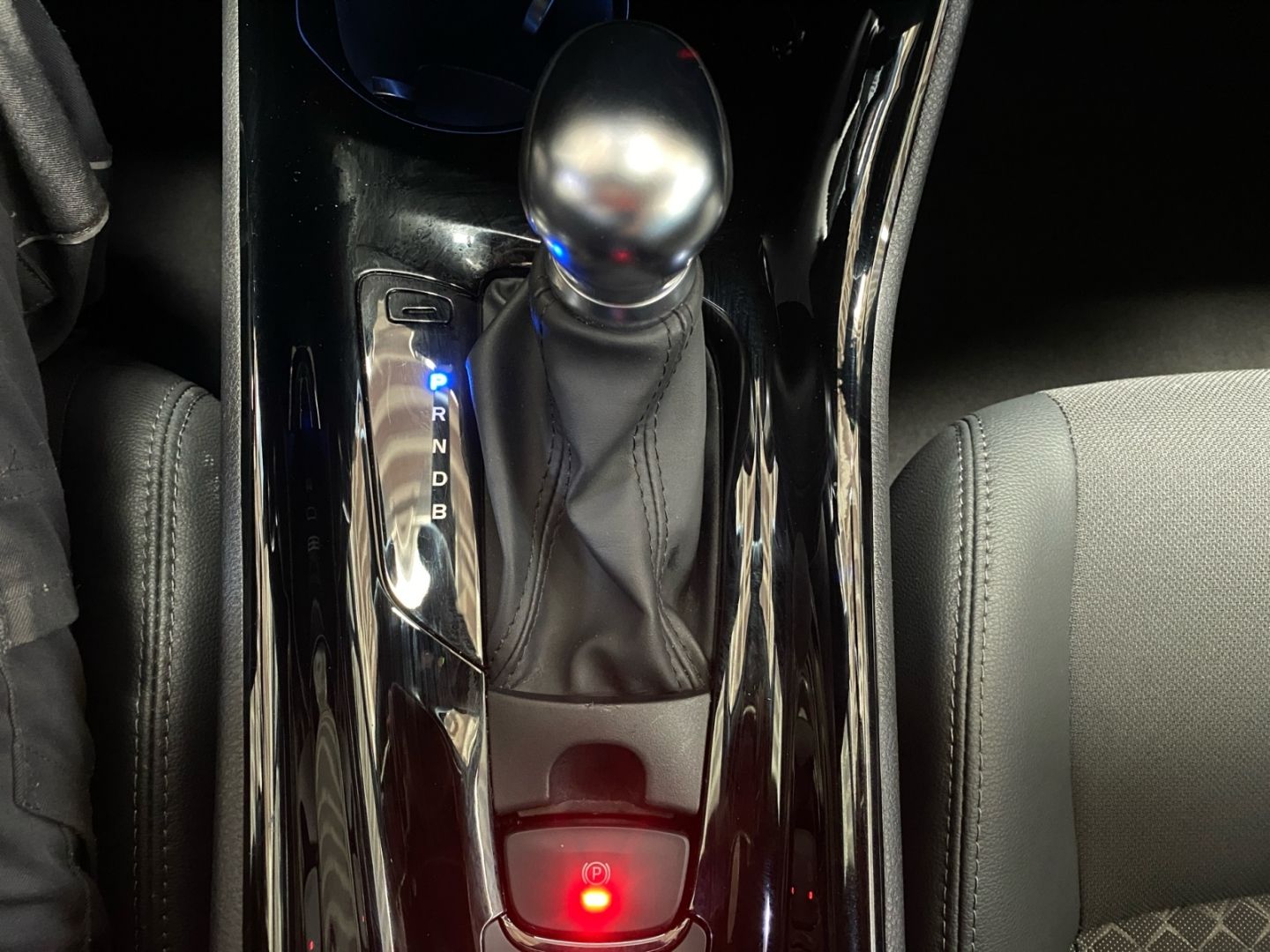 Toyota C-HR 1.8 Hybrid Team - Samsaru's Car Outlet