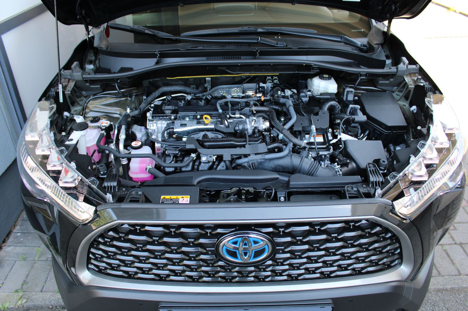 Toyota Corolla Cross 2.0 Hybrid AWD - Samsaru's Car Outlet