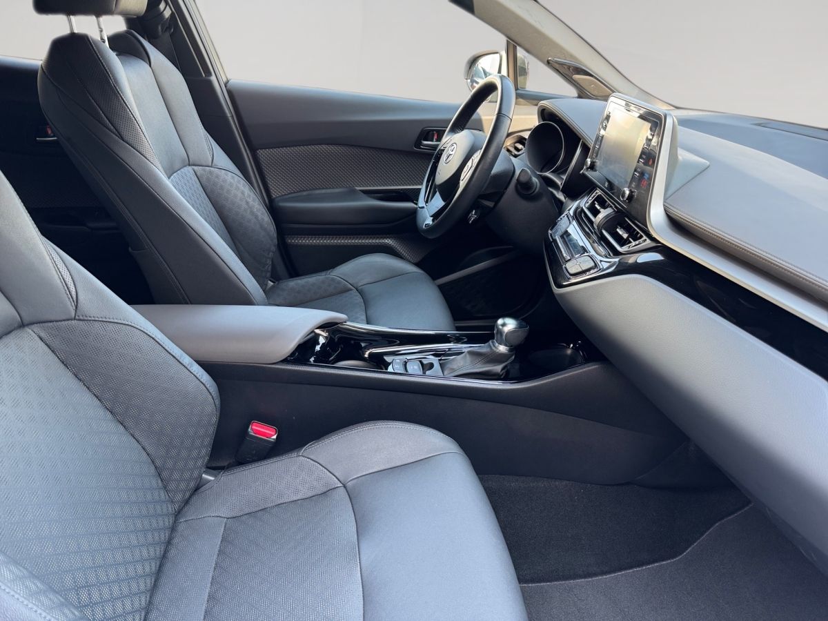 Toyota C-HR 2.0 Hybrid Lounge - Samsaru's Car Outlet