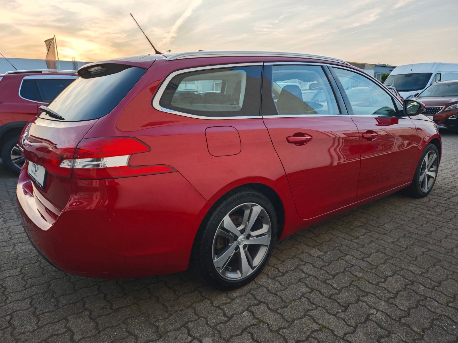 Peugeot 308 BlueHDi 130 EAT6 Allure - Samsaru's Car Outlet