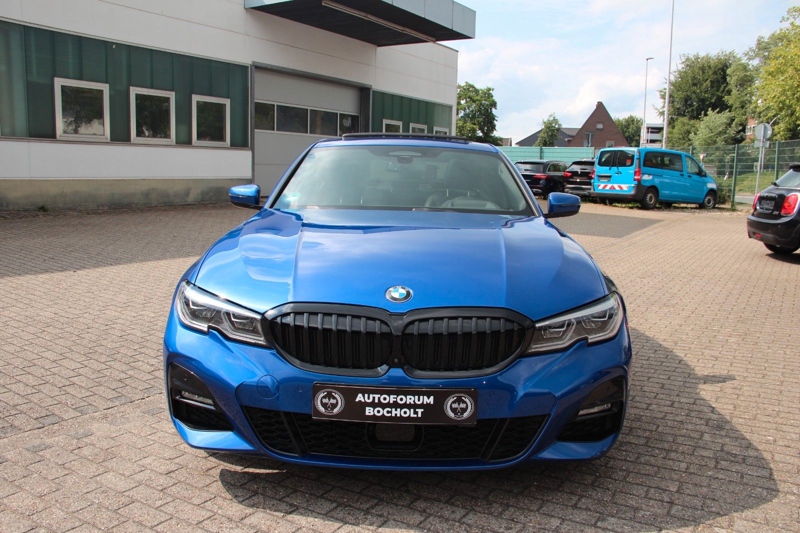 BMW 330 i Lim M Sport Shadow - Samsaru's Car Outlet
