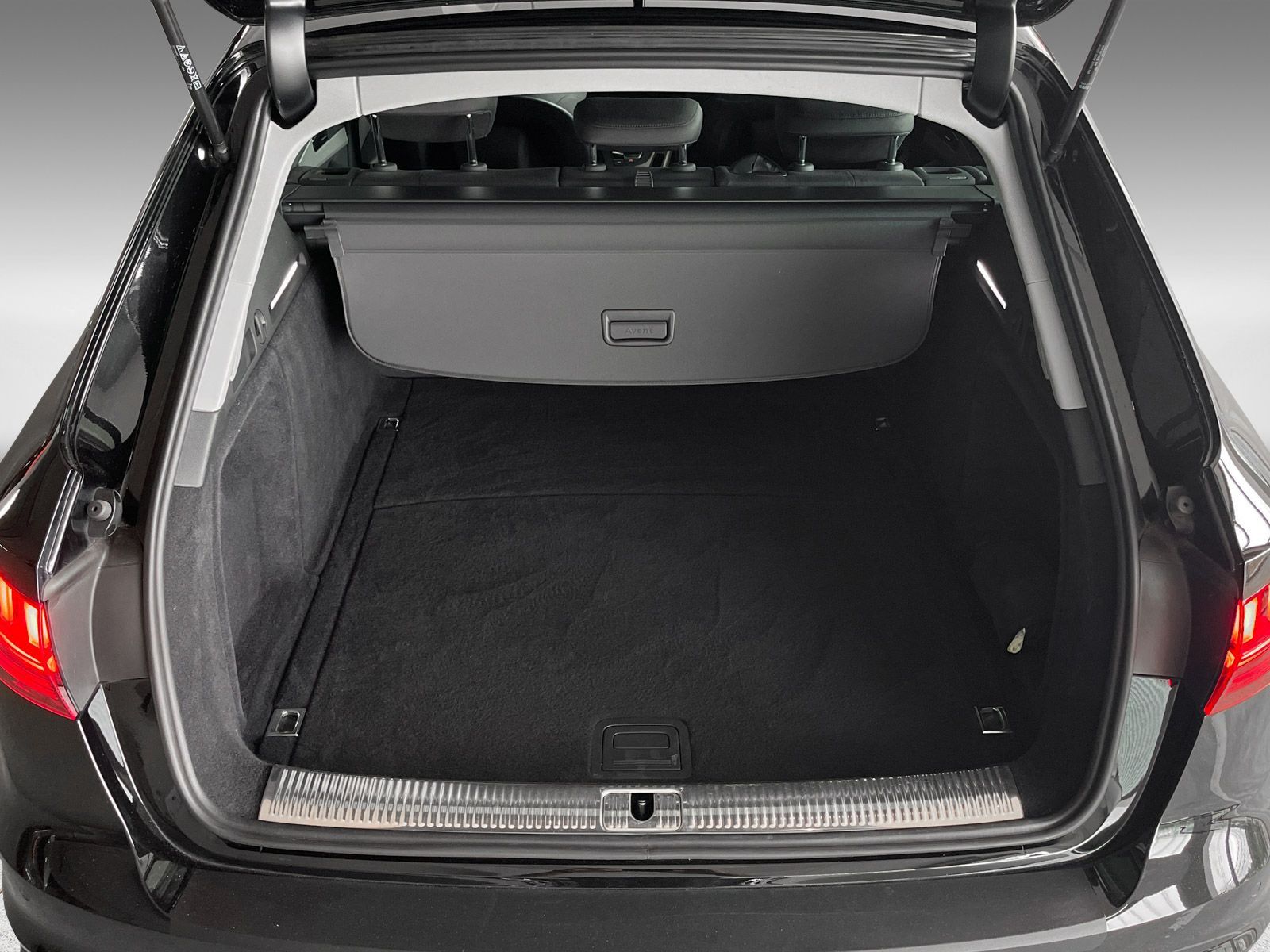 Audi A4 Avant 35 TFSI S tronic - Samsaru's Car Outlet