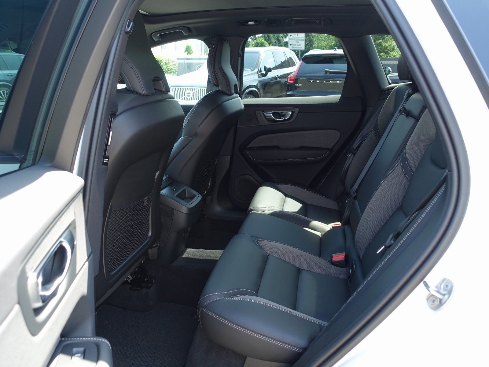 Volvo XC60 B5 AWD Plus - Samsaru's Car Outlet