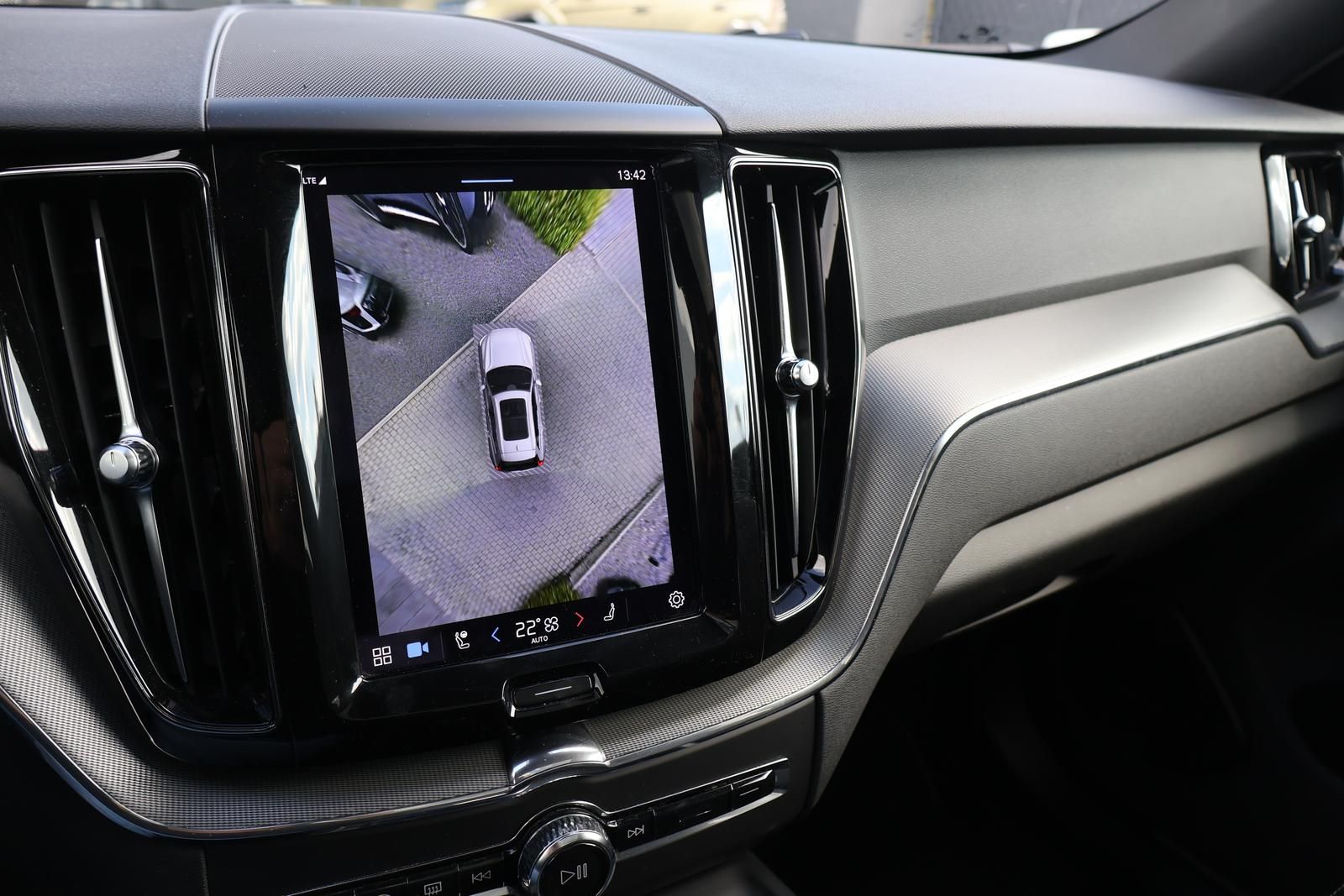 Volvo XC60  T8 AWD R Design Hybrid  Pano-AHK-FACELIFT