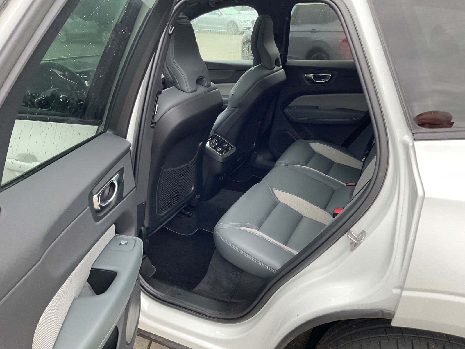 Volvo XC 60 XC60 R Design AWD,AHK,Kamera,Pano,LED