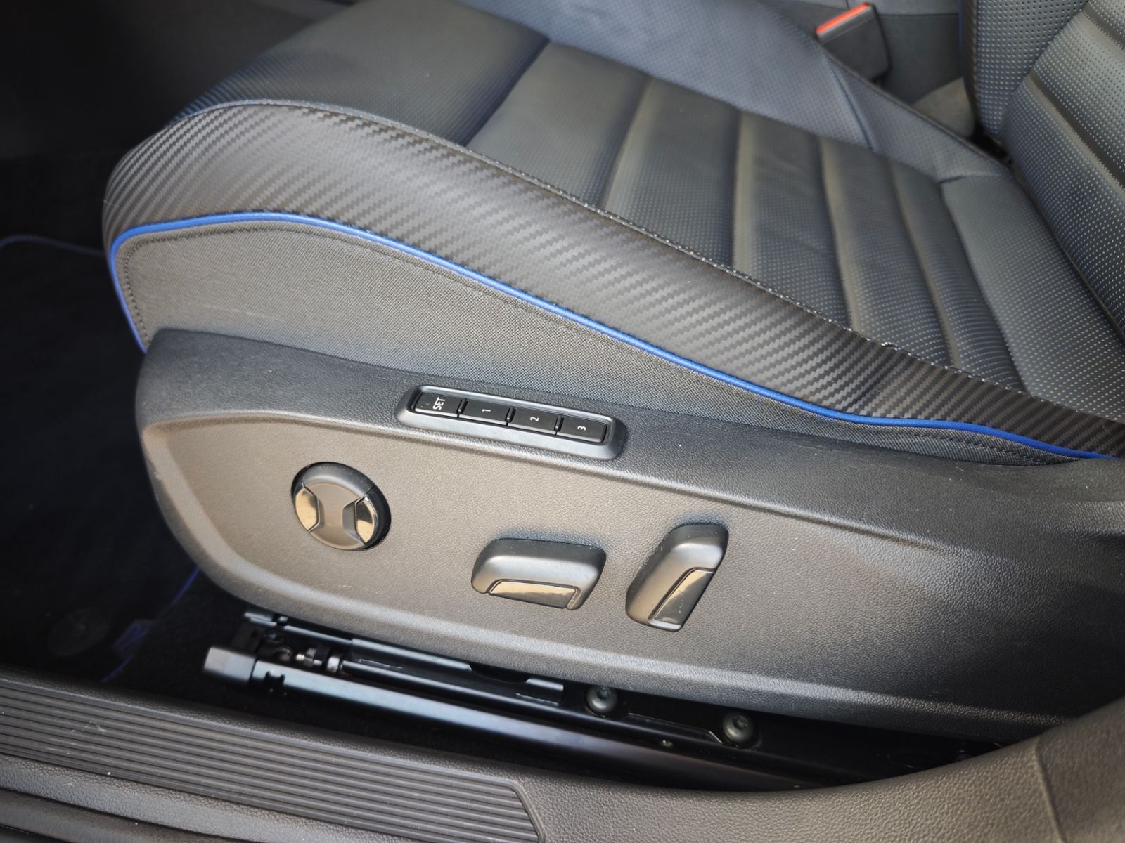 Volkswagen Golf VIII Variant R 4M PERF/19"/PANO/LEDER/H&K/u