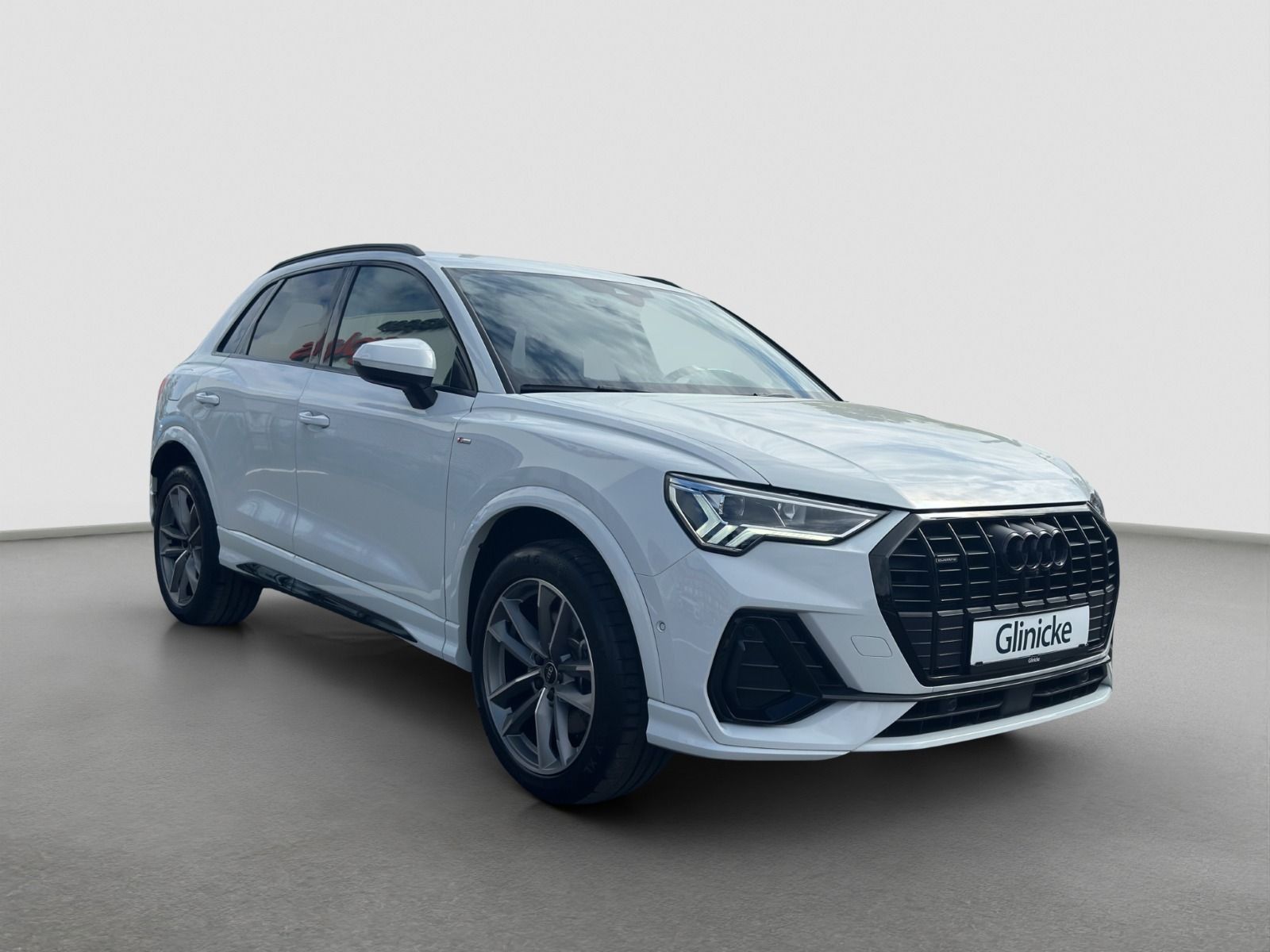 Audi Q3 40 TFSI quattro S line - Samsaru's Car Outlet