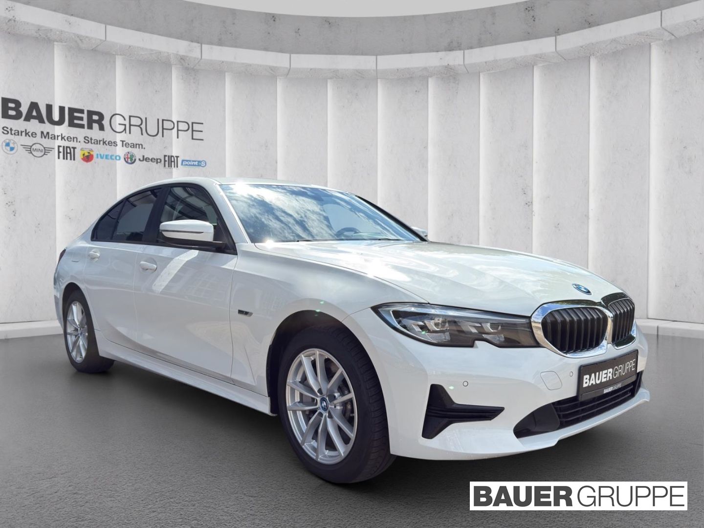 BMW 330 e xDrive Advantage - Samsaru's Car Outlet