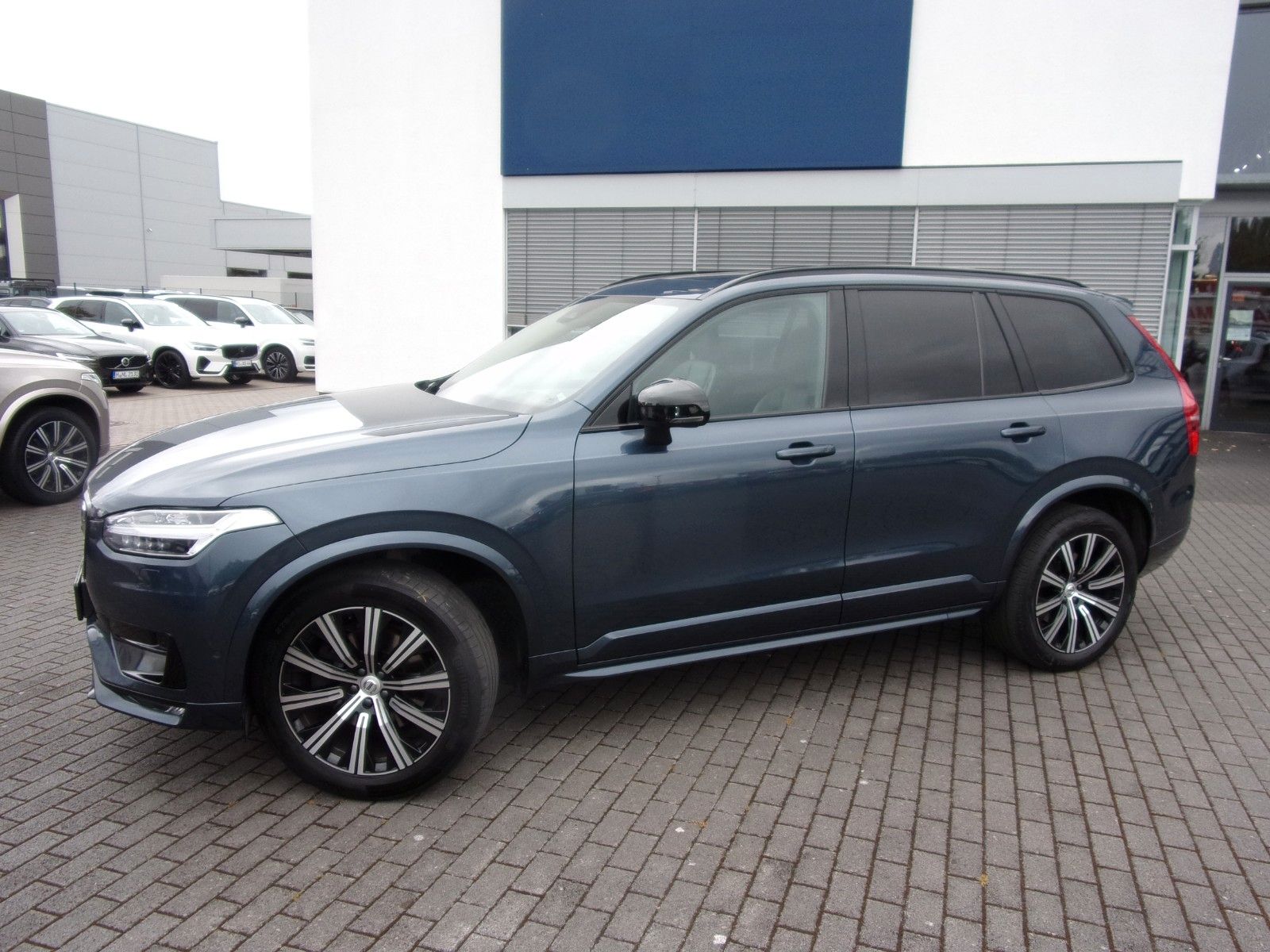 Volvo XC 90 B5 Ultimate Dark AWD - Samsaru's Car Outlet