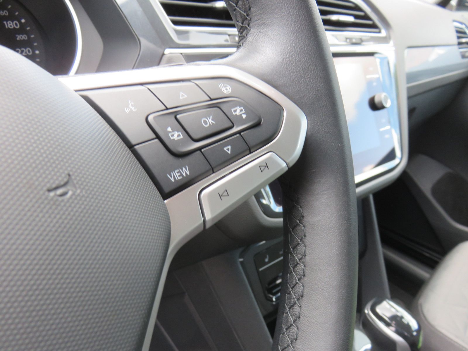 Volkswagen Tiguan 2.0 TDI DSG Life - Samsaru's Car Outlet