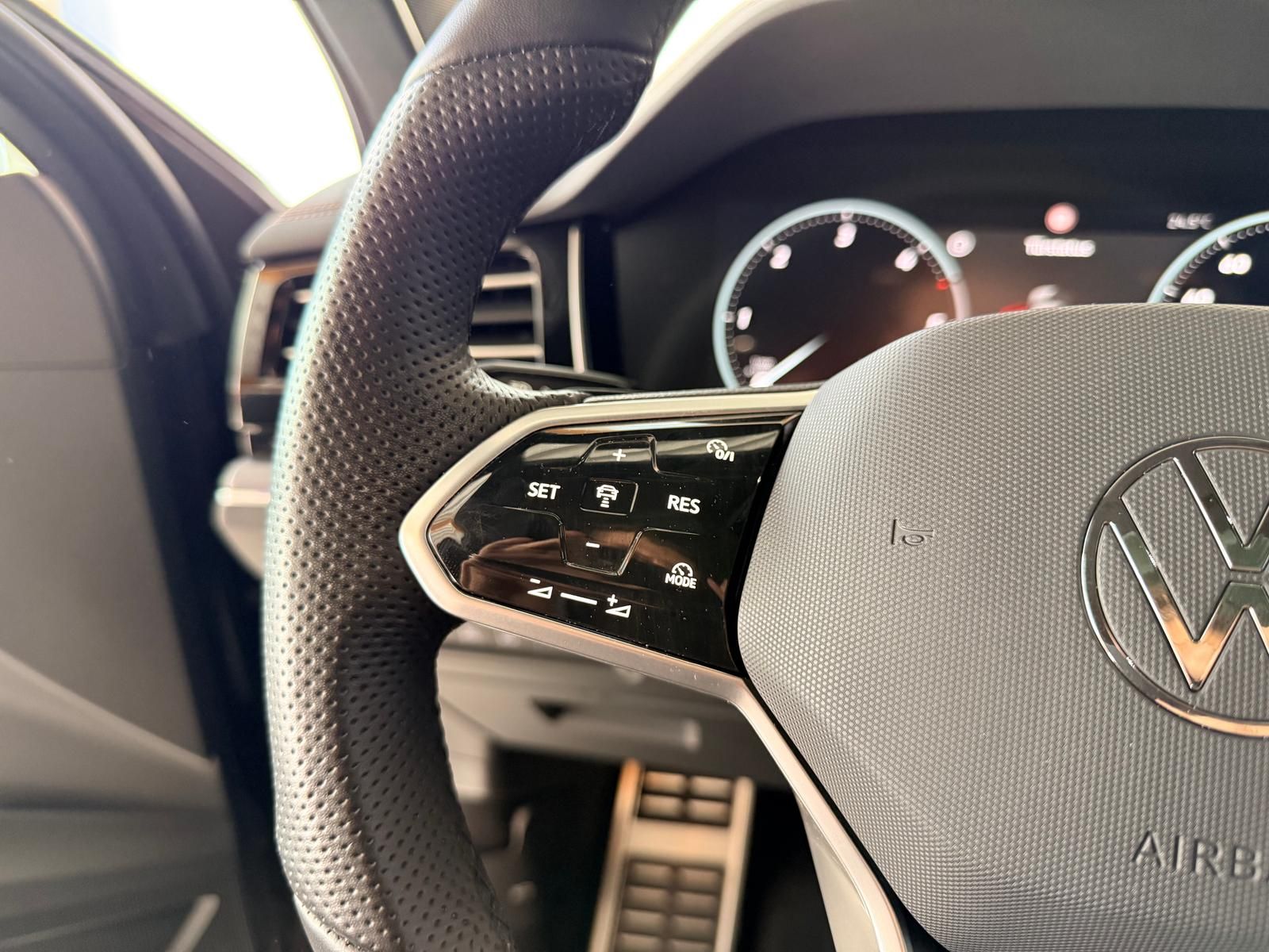 Volkswagen Touareg R-Line-Pano/ACC/AHK/360/Dynaudio/Massage