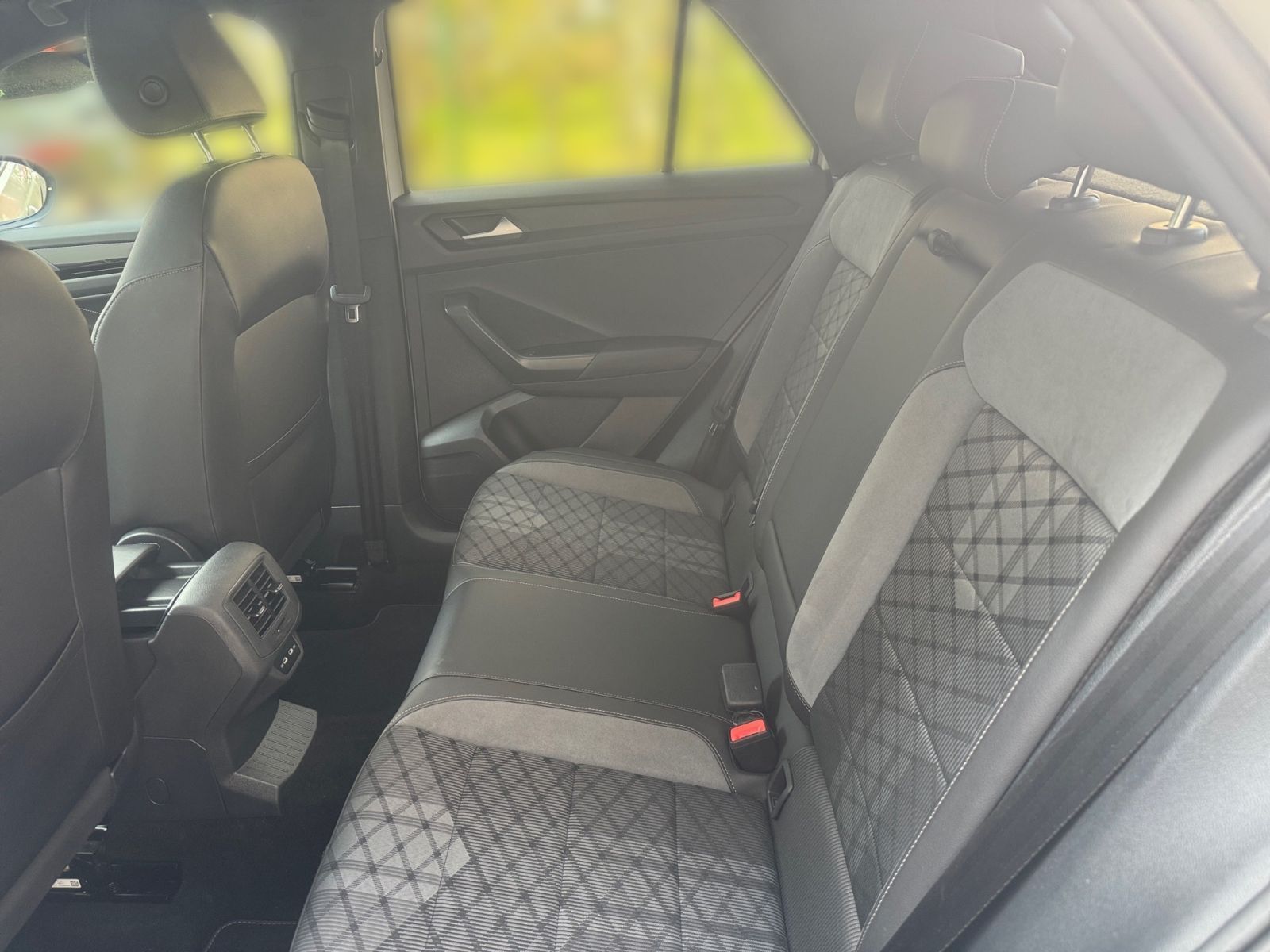 Volkswagen T-Roc 2.0 TDI DSG R-Line - Samsaru's Car Outlet