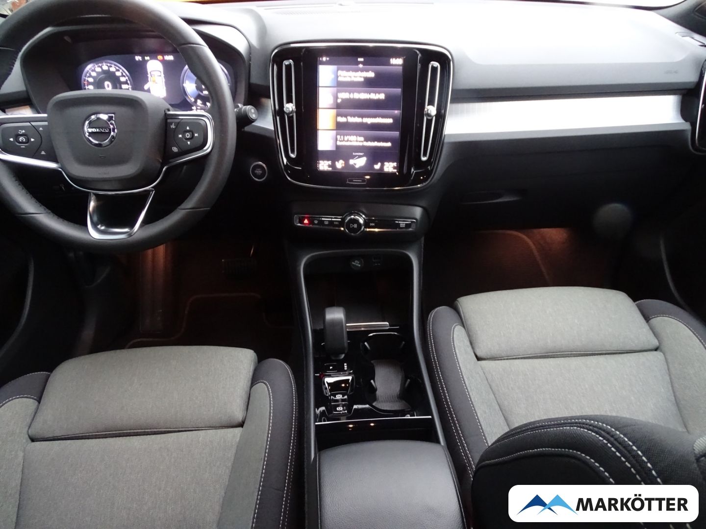 Volvo XC40 Plus Dark Recharge Plug-In Hybrid 2WD AHK