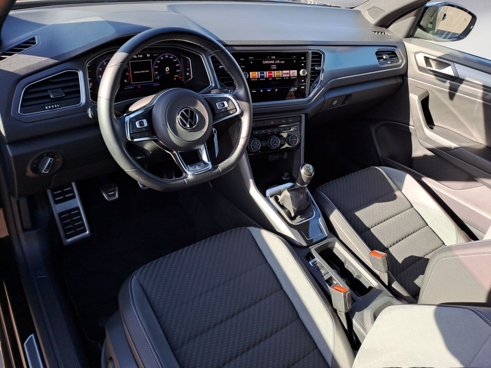 Volkswagen T-Roc R-Line - Samsaru's Car Outlet
