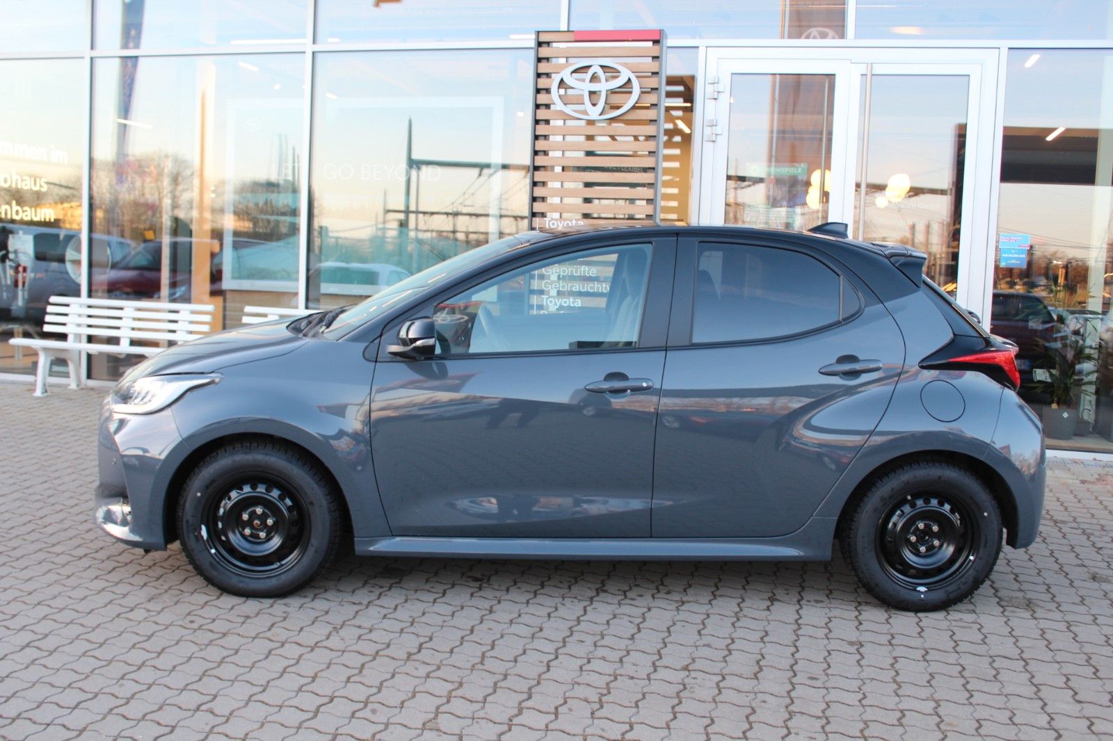 Toyota Yaris Hybrid GR Sport*LED*PDC*KAMERA*HEAD-UP*JBL