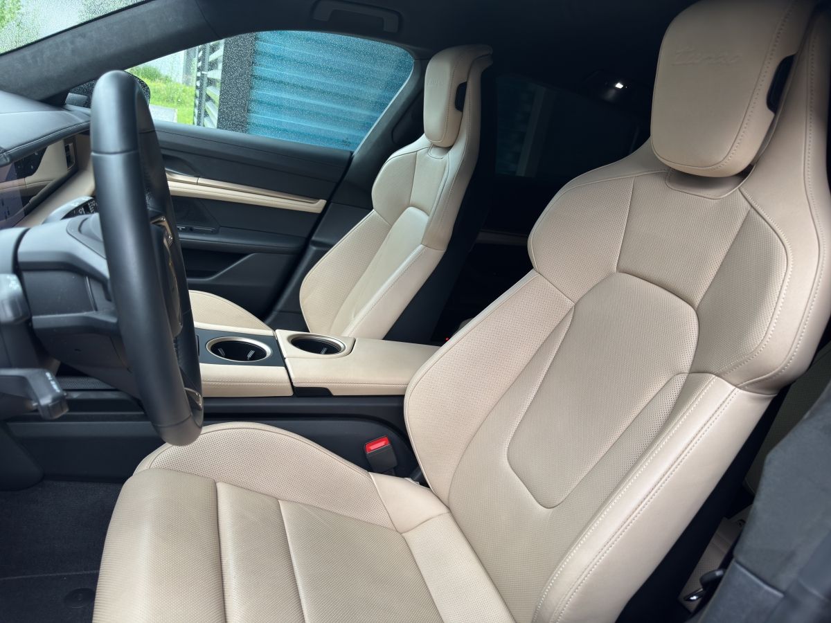 Porsche Taycan Turbo Sport Turismo | Hinterachslenkung |