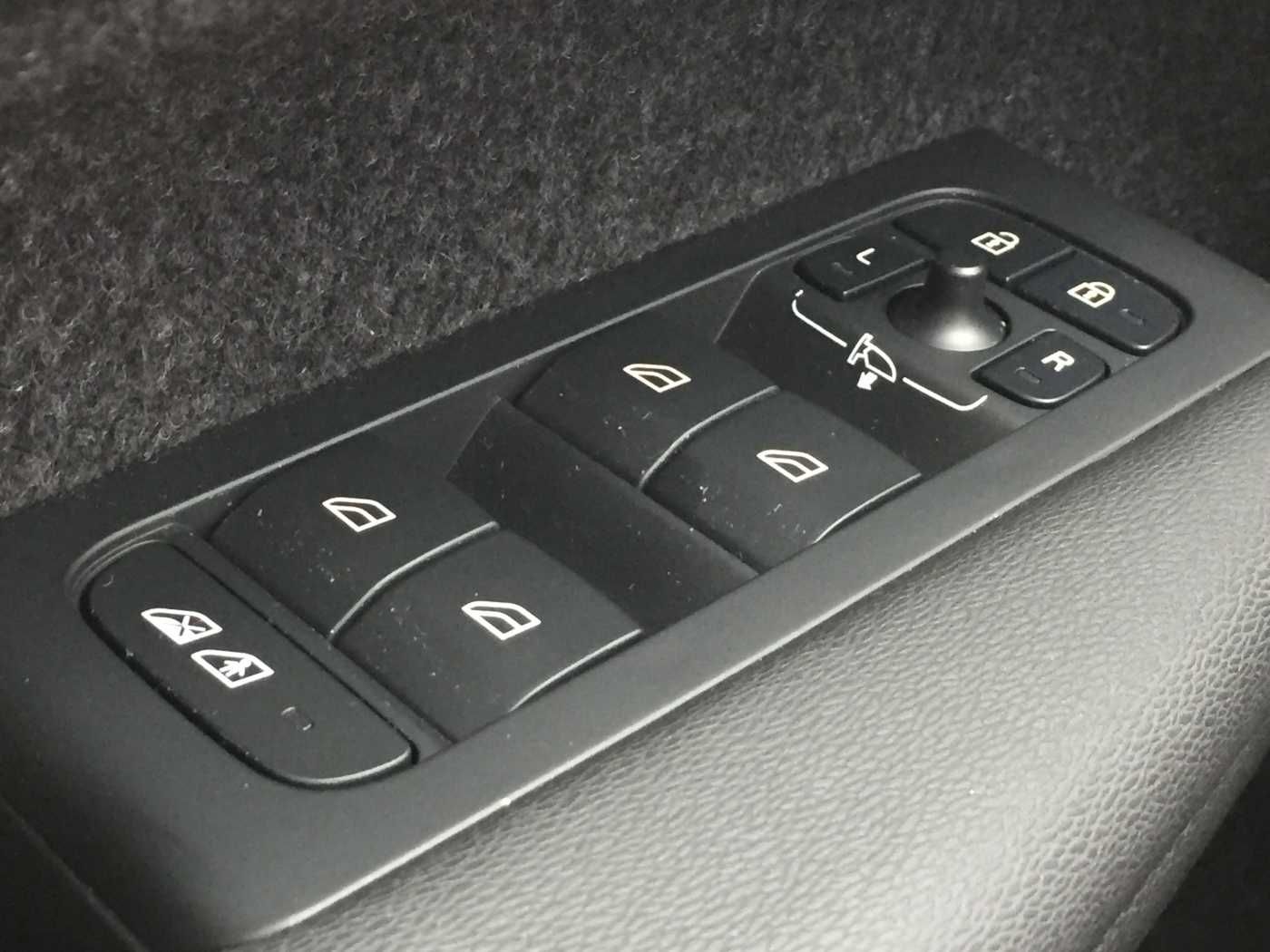 Volvo XC40 XC 40 T2 Plus Dark 2WD Panorama, AHK, GJR u