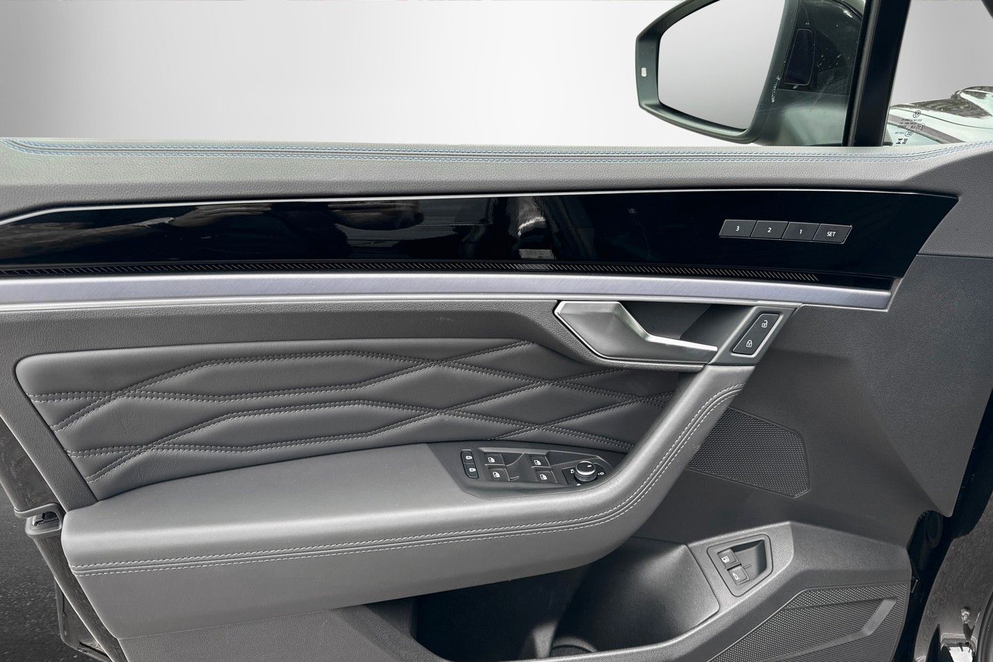 Volkswagen Touareg R 3.0 TSI V6 eHybrid 4Motion - Samsaru's Car Outlet