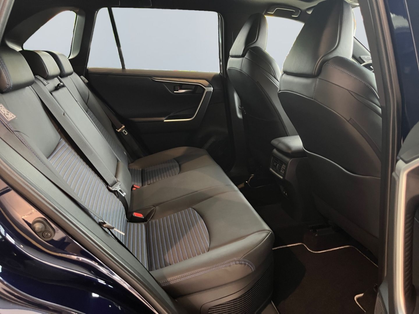 Toyota RAV 4 2.5 4x4 Hybrid Style - Samsaru's Car Outlet