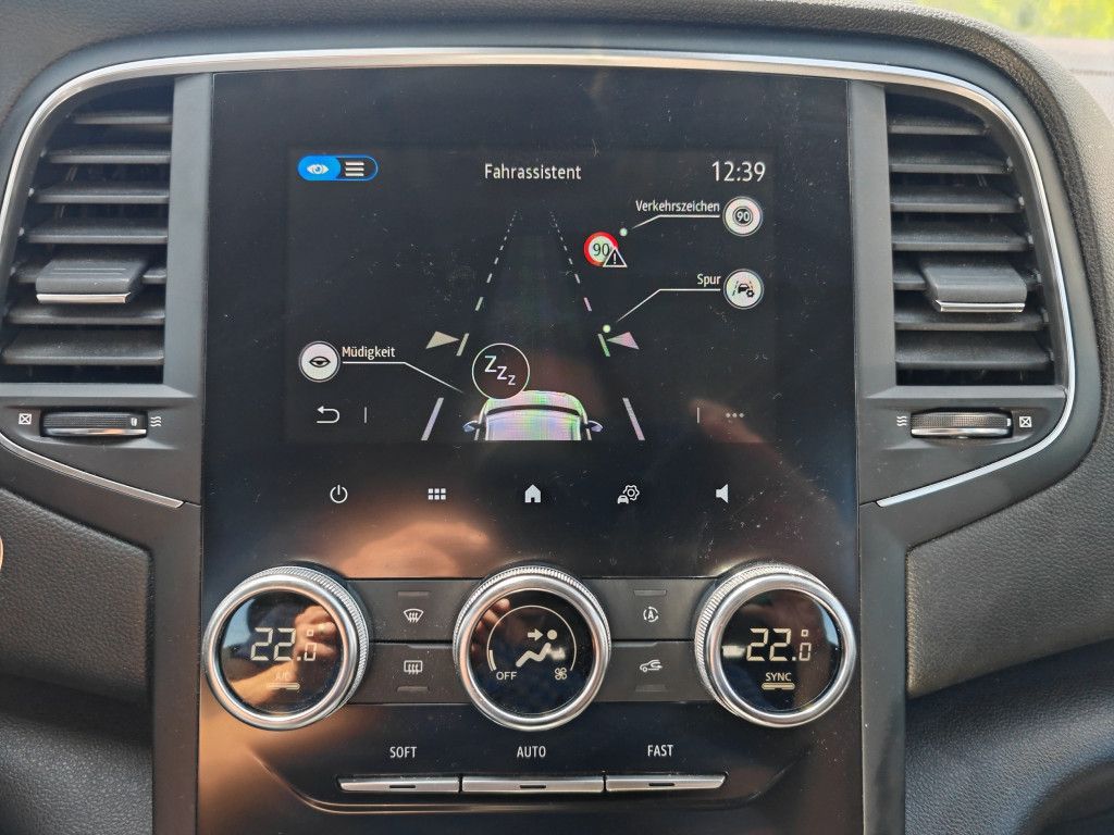 Renault Megane E-TECH 160 Plug-In Hybrid - Samsaru's Car Outlet