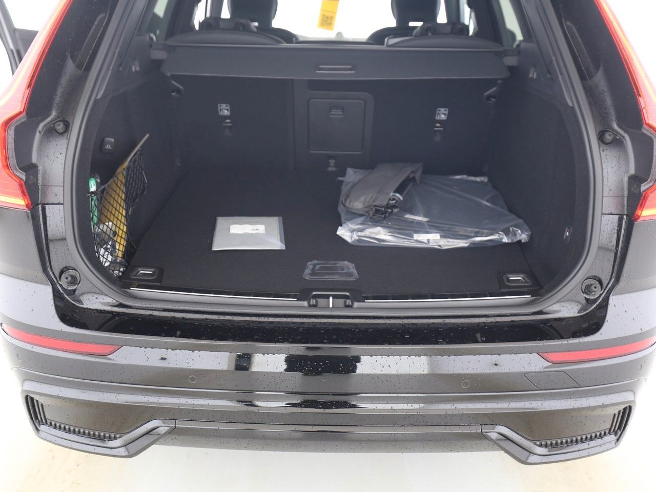 Volvo XC60 Plus Black Edition Plug-In Hybrid - Samsaru's Car Outlet