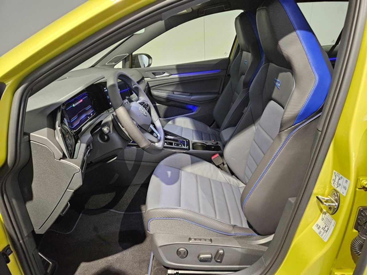 Volkswagen Golf 8 R 2.0 TSI 4M DSG - Samsaru's Car Outlet