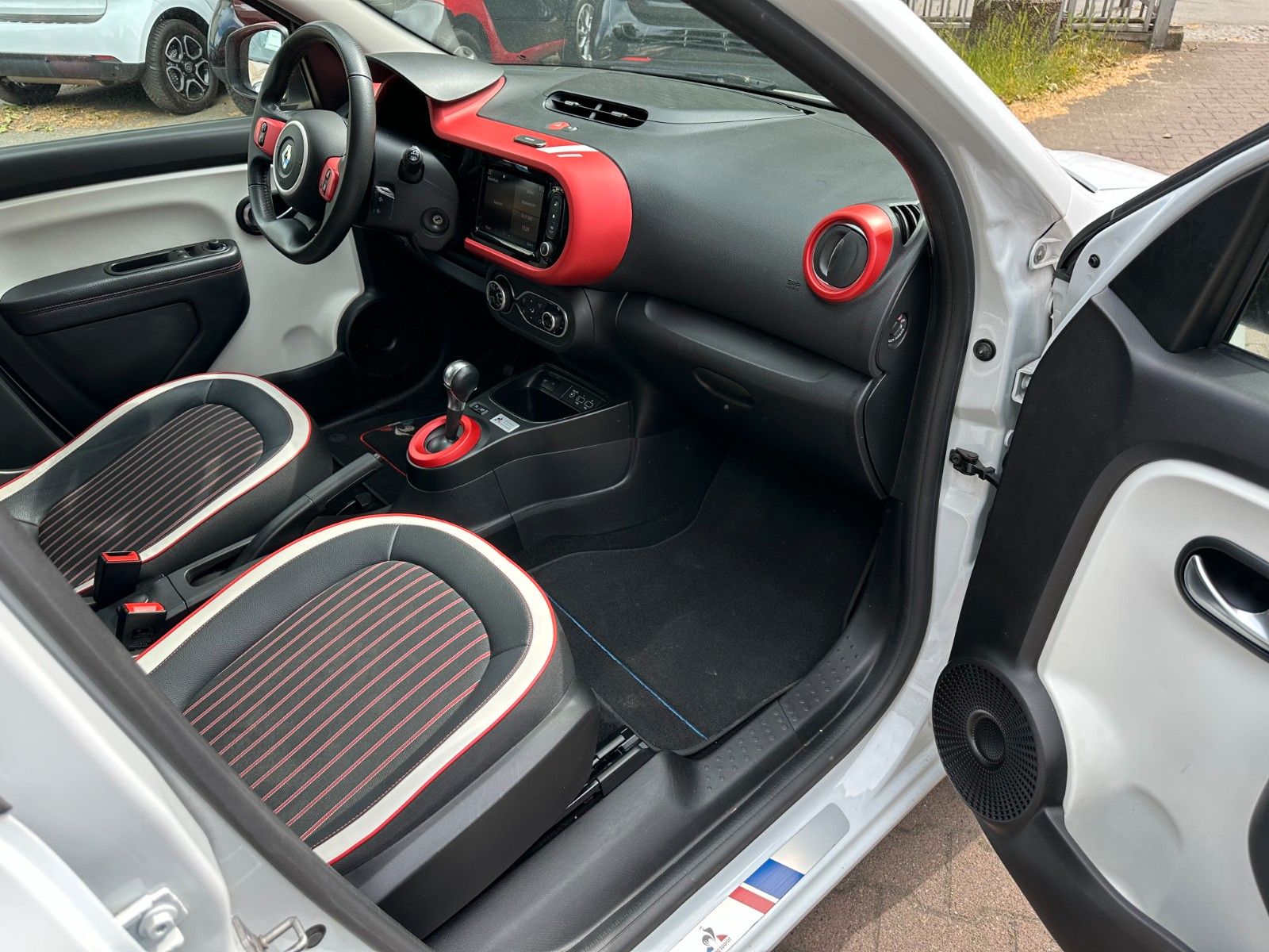 Renault Twingo TCe90 - Samsaru's Car Outlet