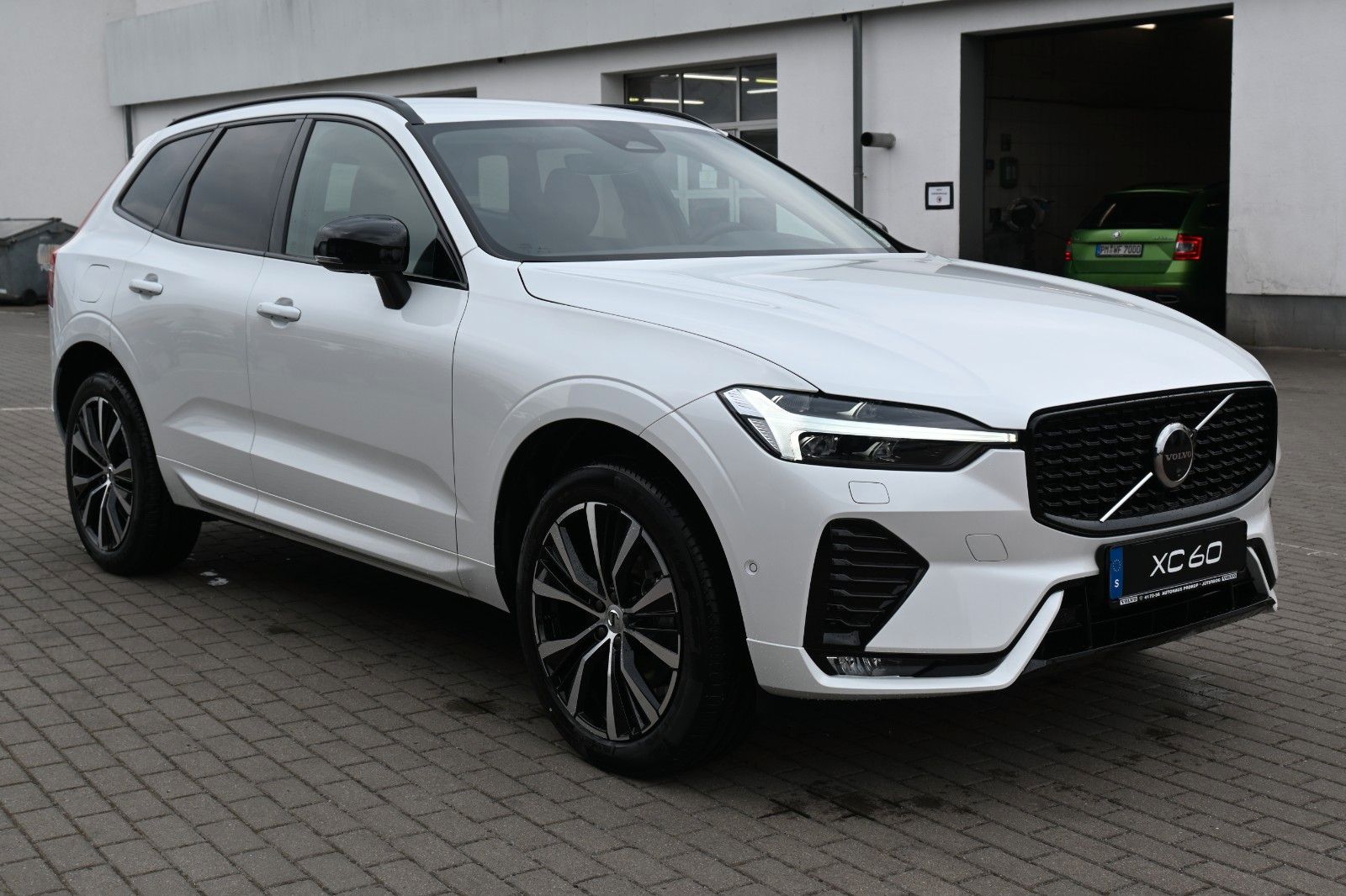 Volvo XC60 B4 D Autom. Plus Dark*STDHZG*360°*H&K*ACC