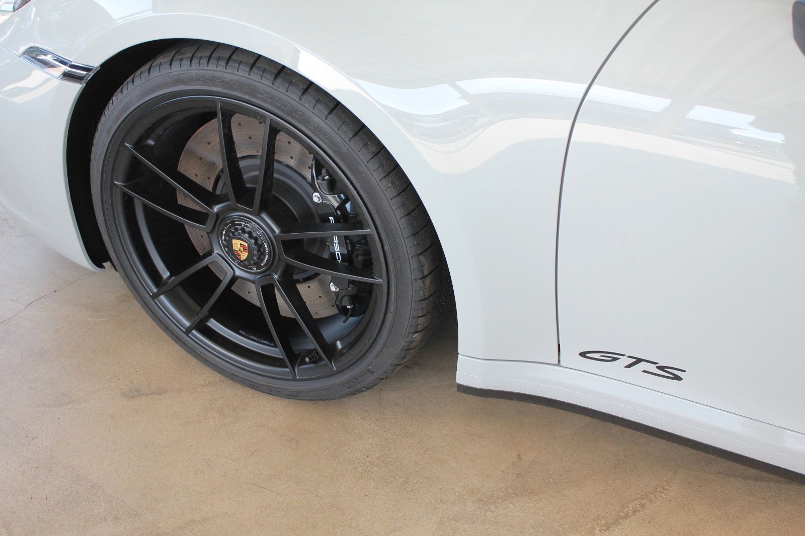 Porsche 992 Carrera 4 GTS RHD/ACC/Sportabgas/Lift/S-Dach