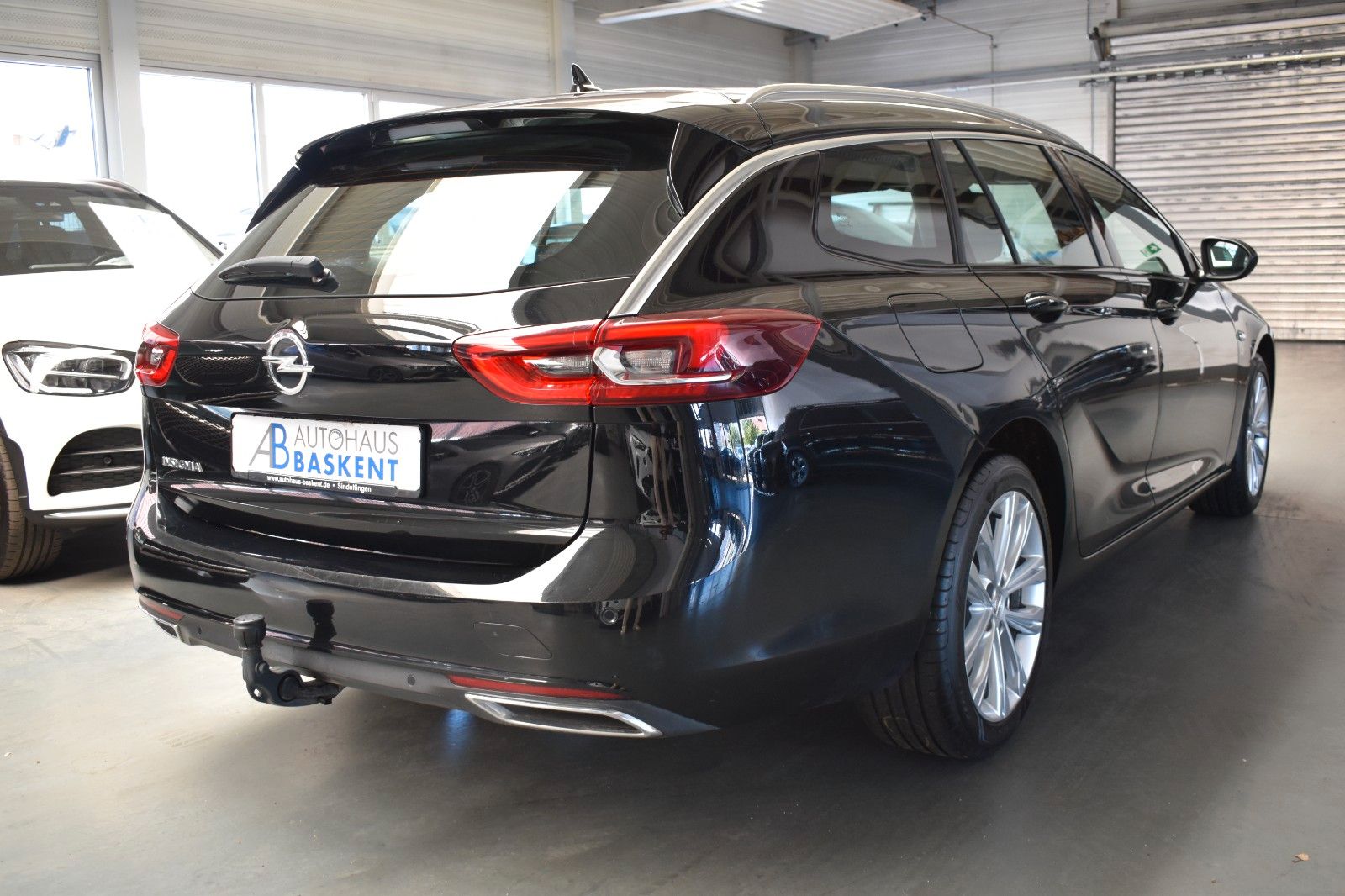 Opel Insignia B Sports Tourer Business - Samsaru's Car Outlet