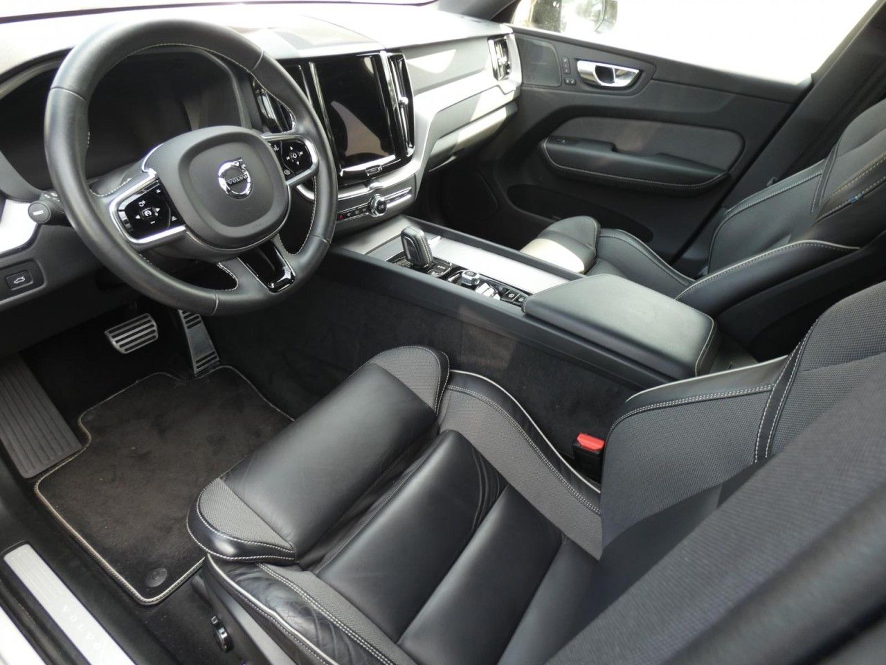 Volvo XC60 B5 (Benzin) AWD R-Design (EURO 6d) Klima