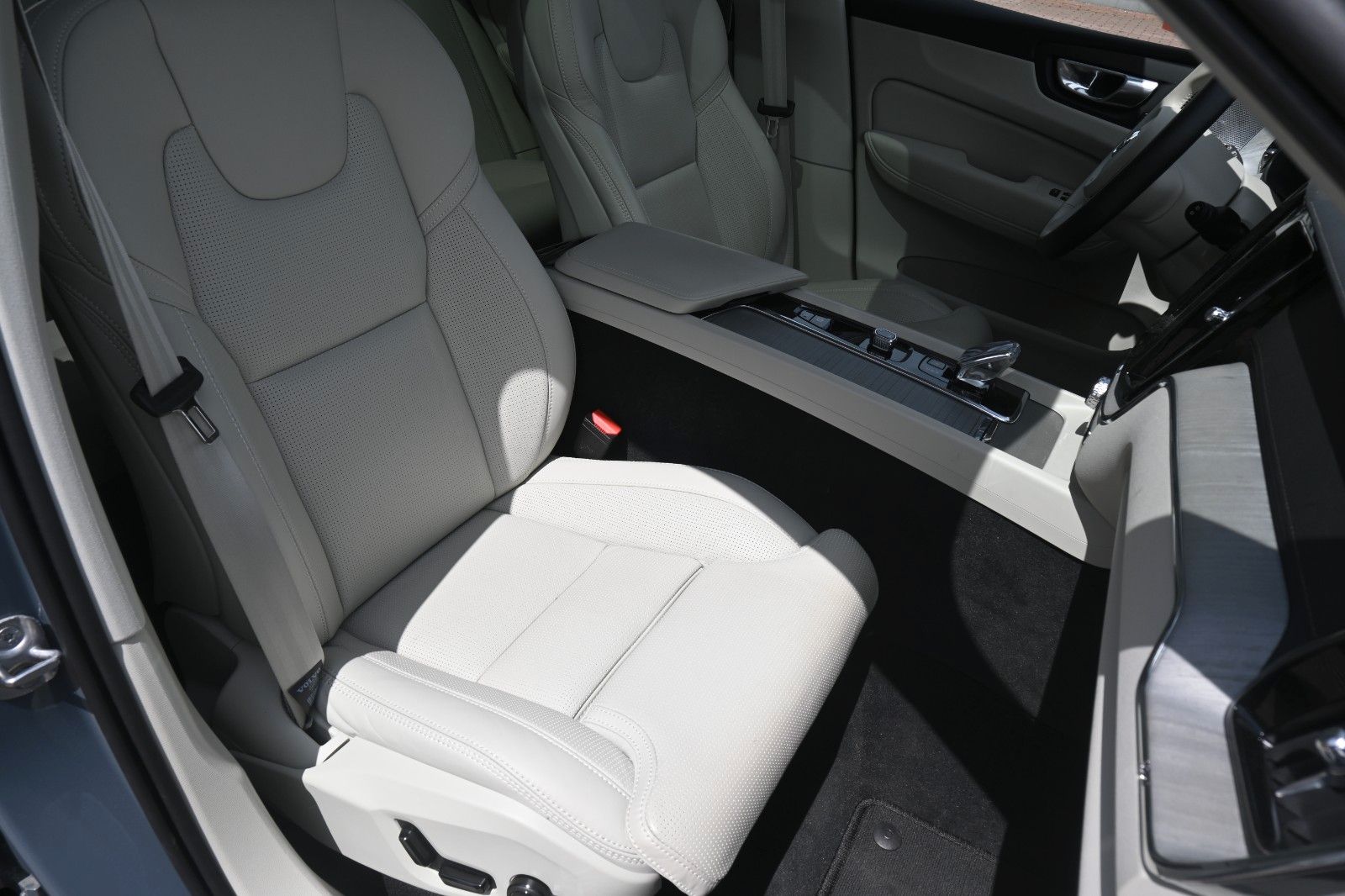 Volvo XC60 B4 D Ultimate Dark AWD - Samsaru's Car Outlet