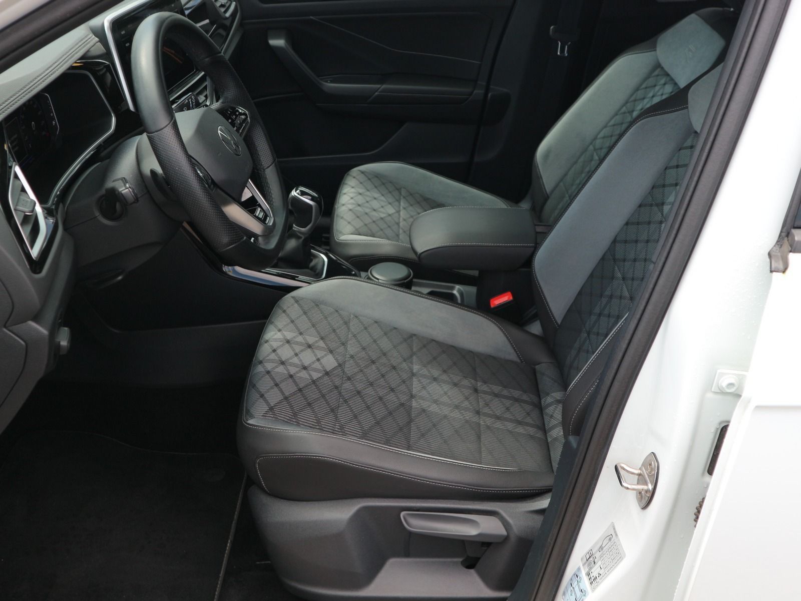 Volkswagen T-Roc R-Line 1.5 TSI DSG - Samsaru's Car Outlet