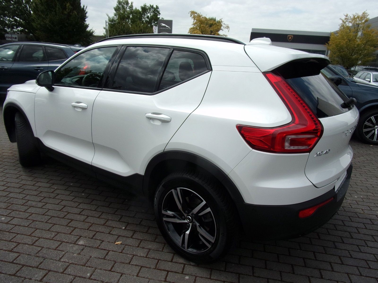Volvo XC 40 B3 Plus Dark 2WD - Samsaru's Car Outlet