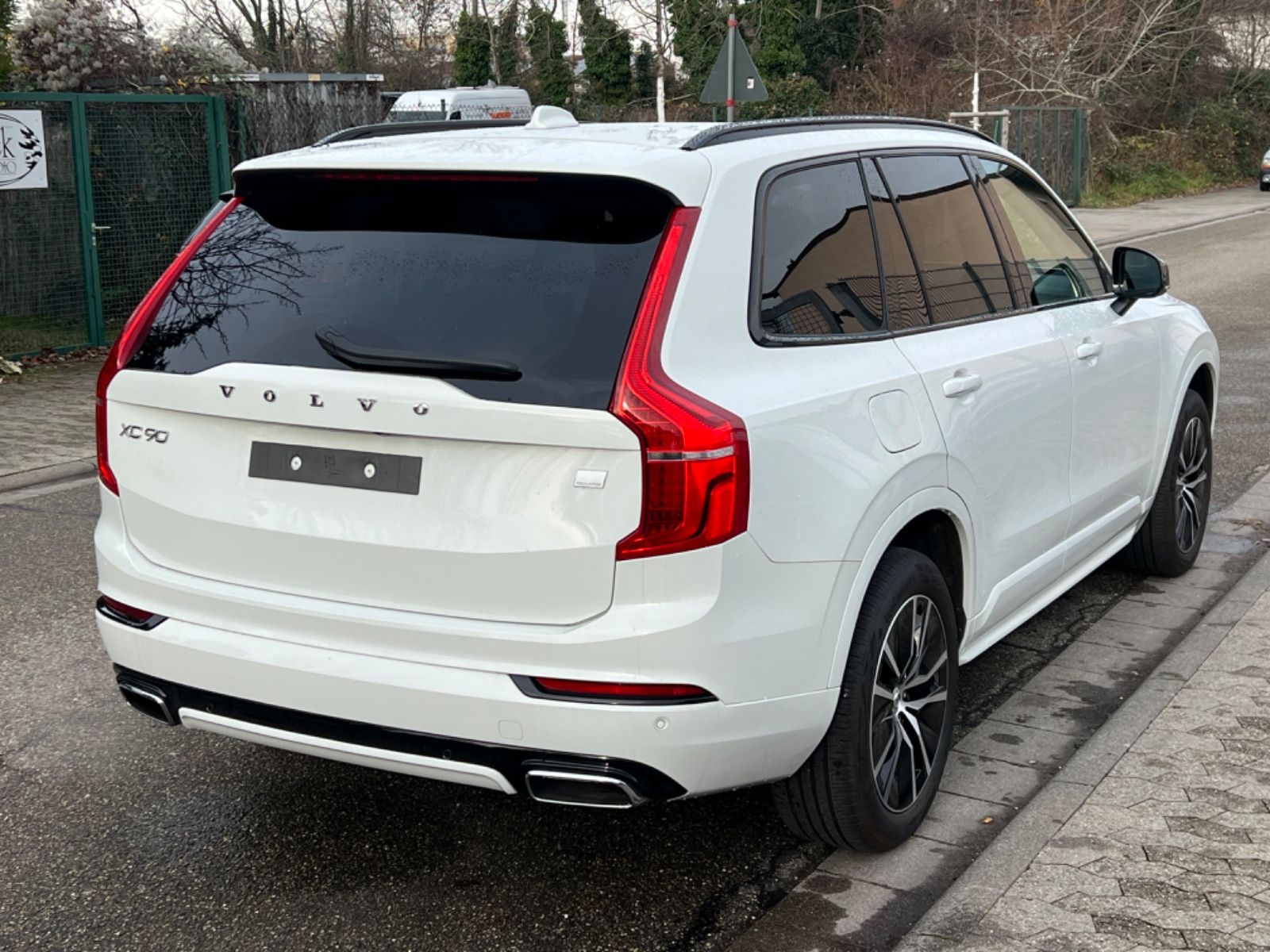 Volvo XC90 T8 R Design AWD - Samsaru's Car Outlet