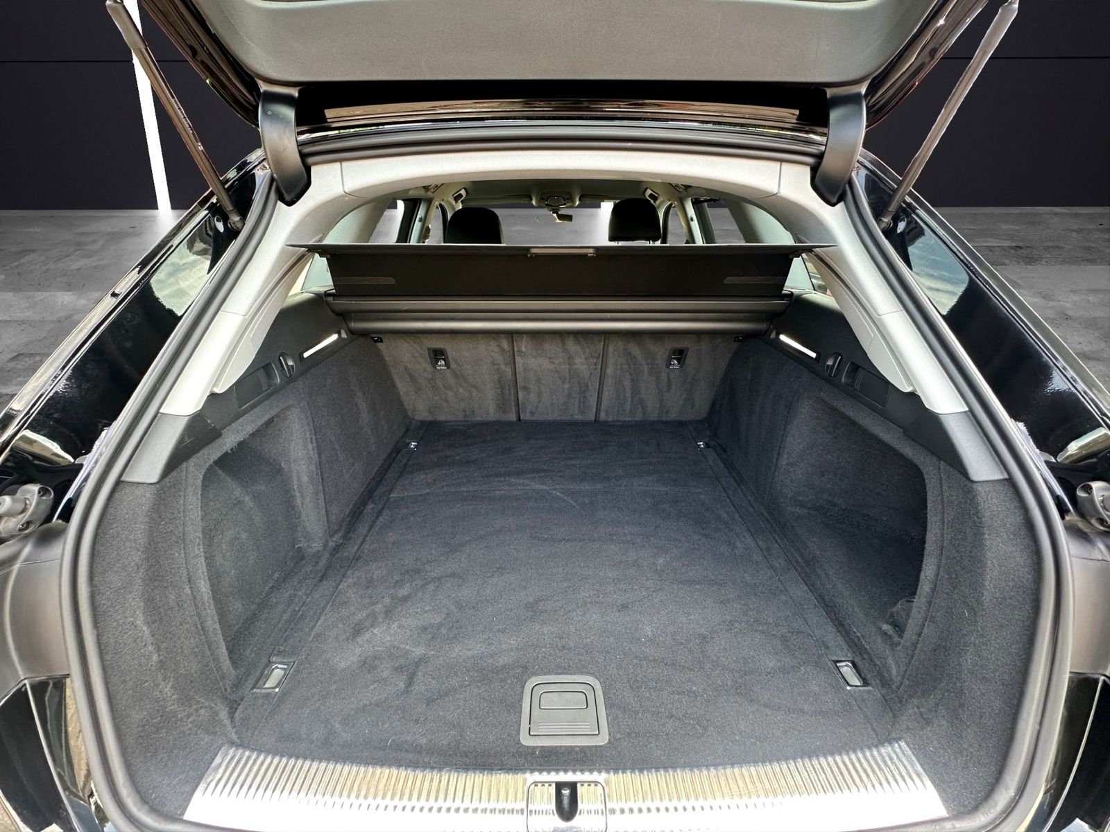 Audi A4 Avant 35 TDI Advanced - Samsaru's Car Outlet
