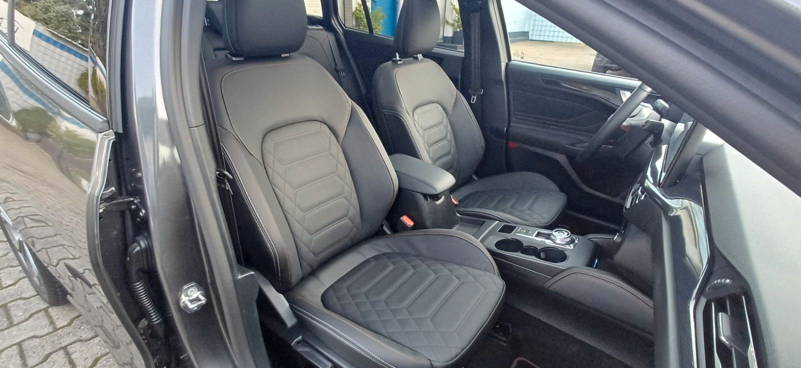 Ford Focus ST Line X-8Gang-Leder-Navi-Kamera-Pano-AHK