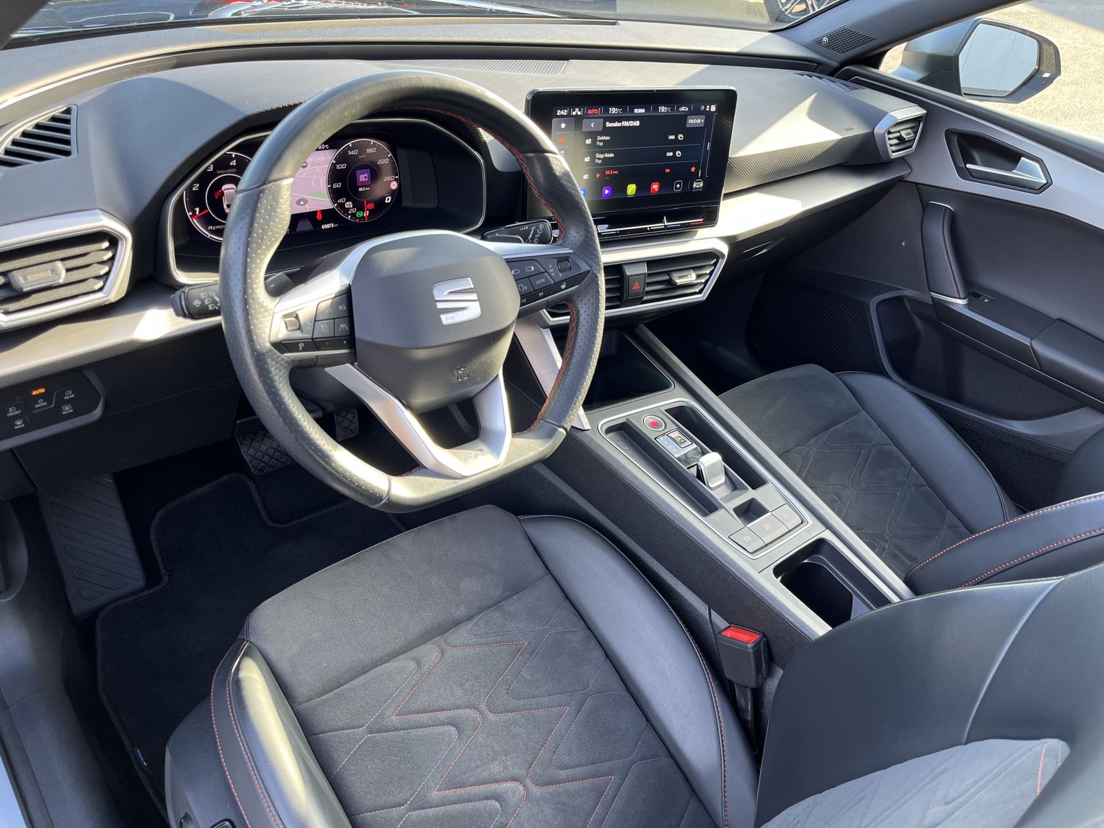 Seat Leon SP 2.0 TDI DSG FR AHK 18 Zoll AHK STHZ PANO