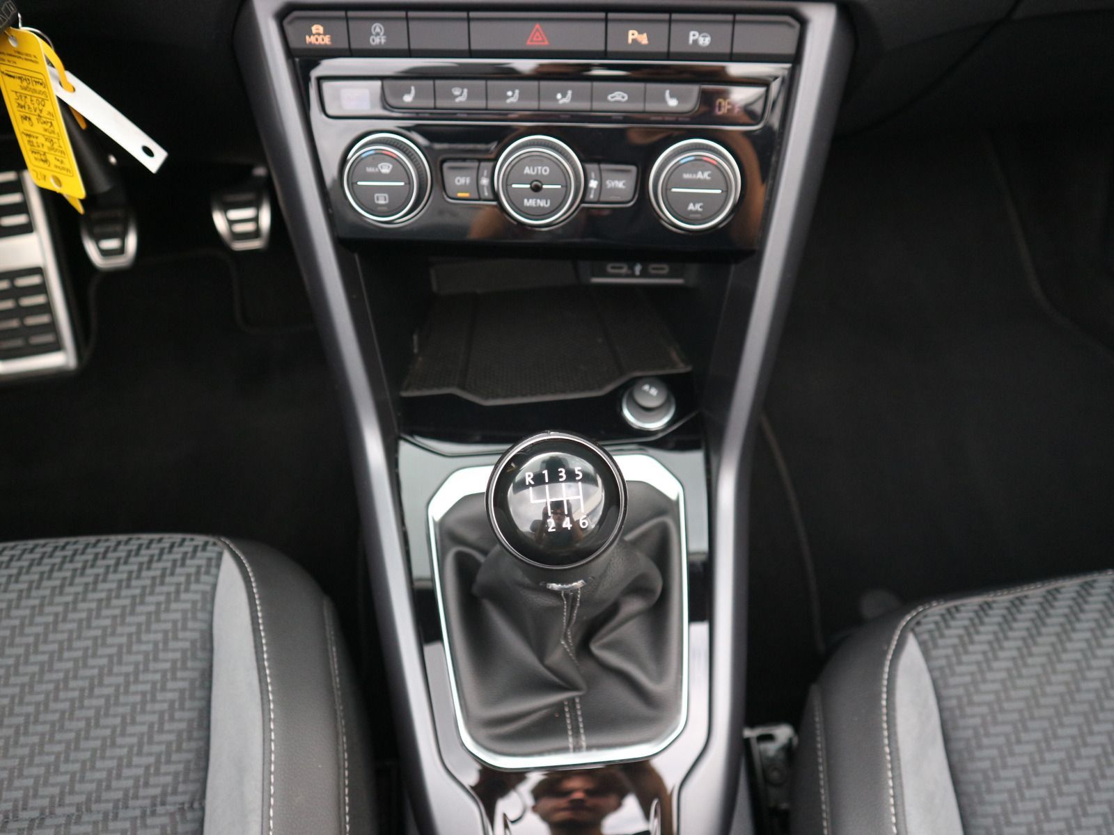 Volkswagen T-Roc R-Line 1.5 TSI - Samsaru's Car Outlet