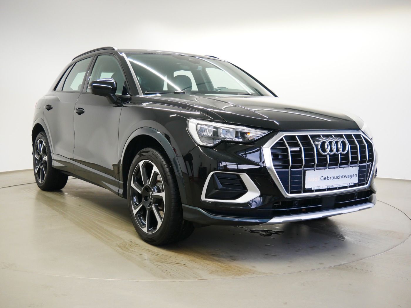 Audi Q3 45 TFSI quattro advanced - Samsaru's Car Outlet