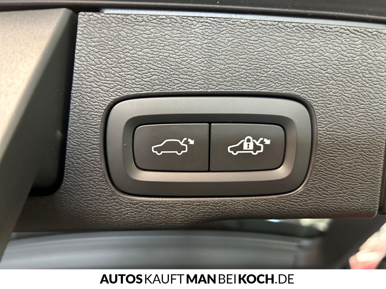 Volvo XC60 B4D Ultimate Dark AWD - Samsaru's Car Outlet