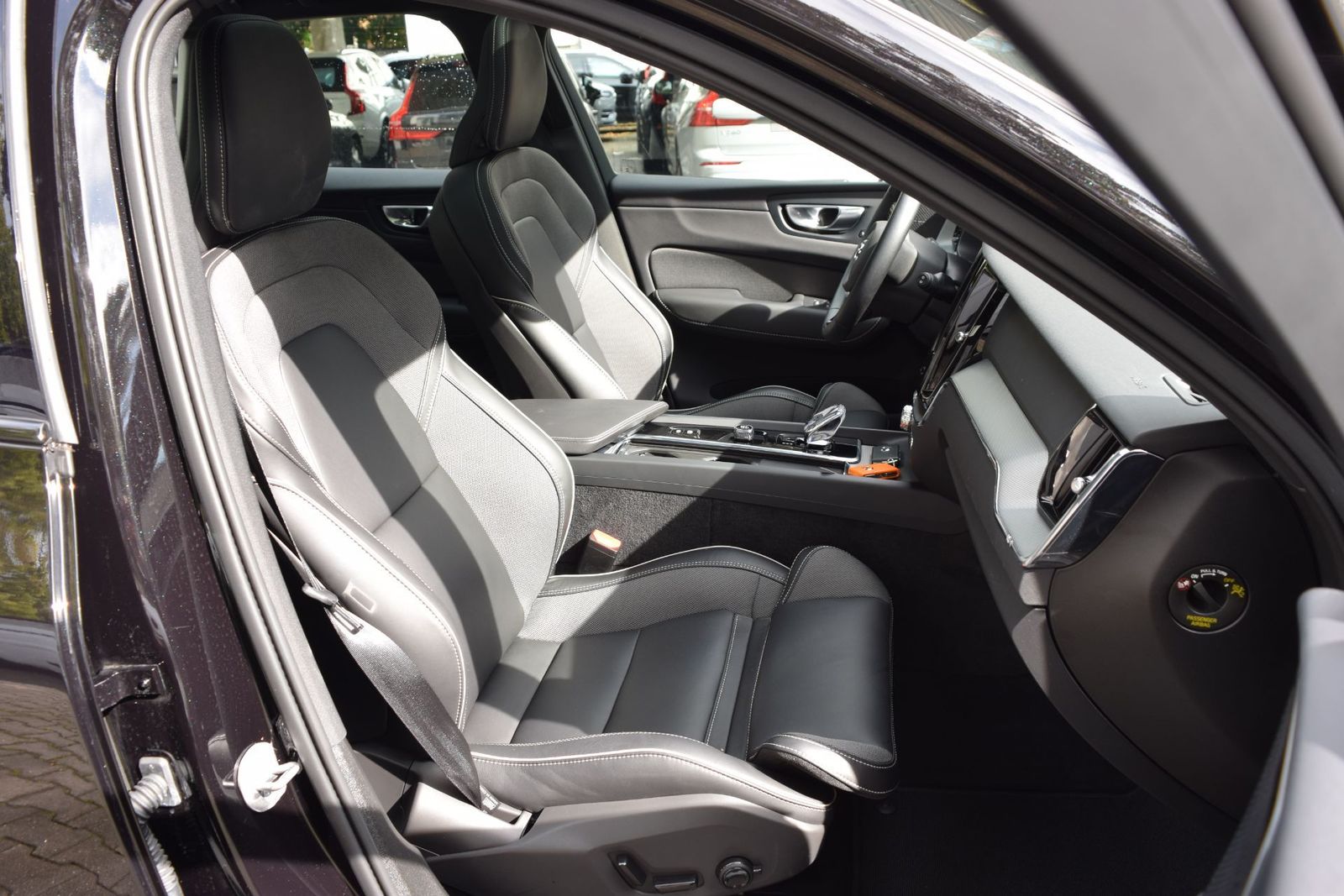 Volvo XC60 T6 Plus Black Edition AHK 360 PANO H&K STH