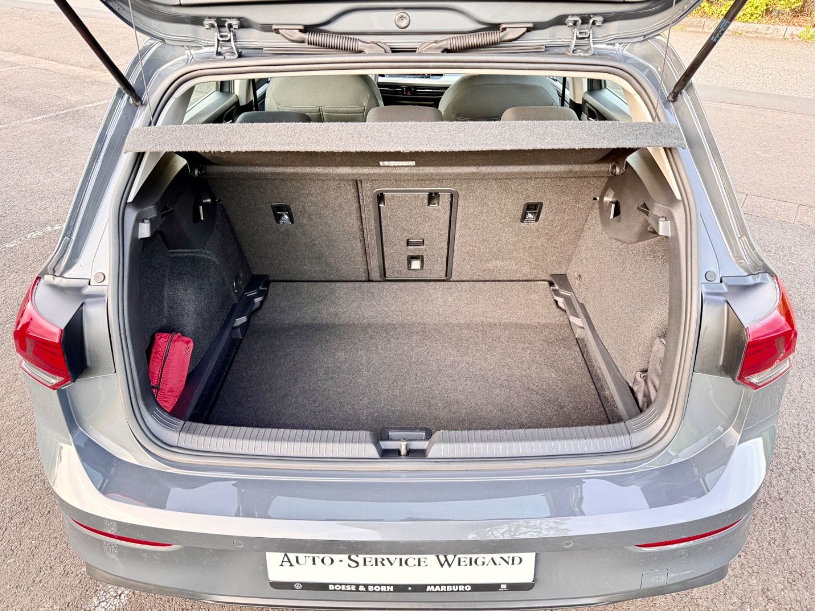 Volkswagen Golf VIII Life Edition - Samsaru's Car Outlet