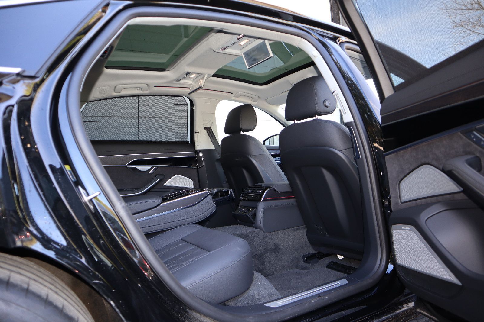 Audi A8L 60 TFSIe lang - Samsaru's Car Outlet