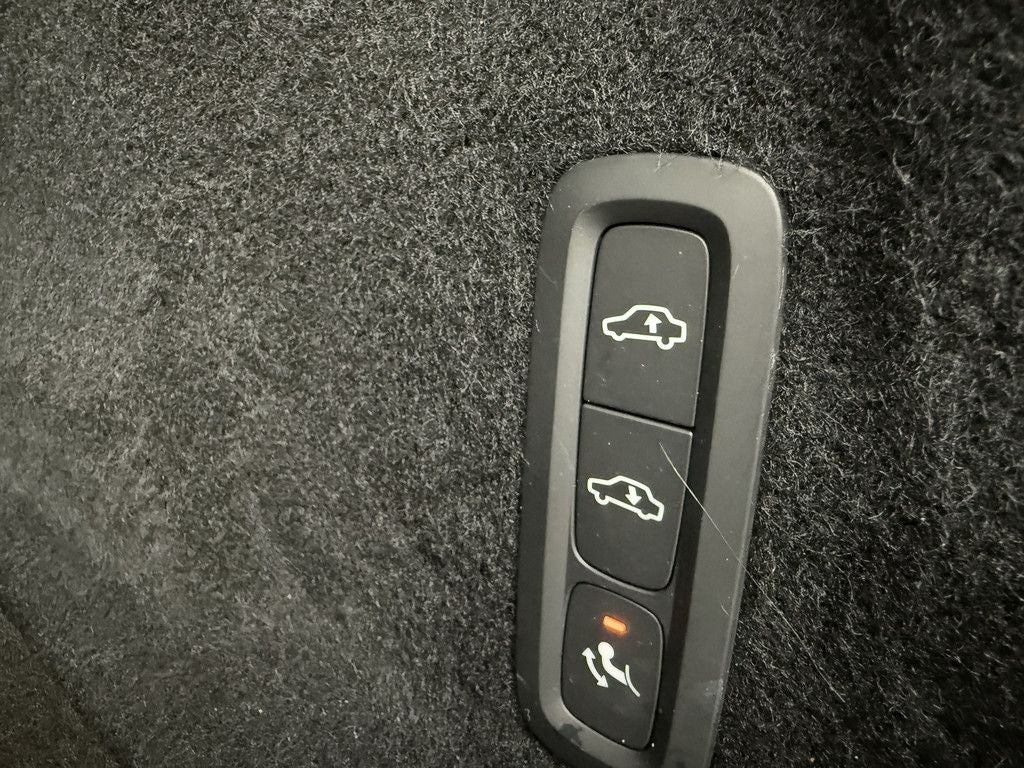 Volvo XC60 T6 Plus Dark Recharge Plug-In Hybrid AWD