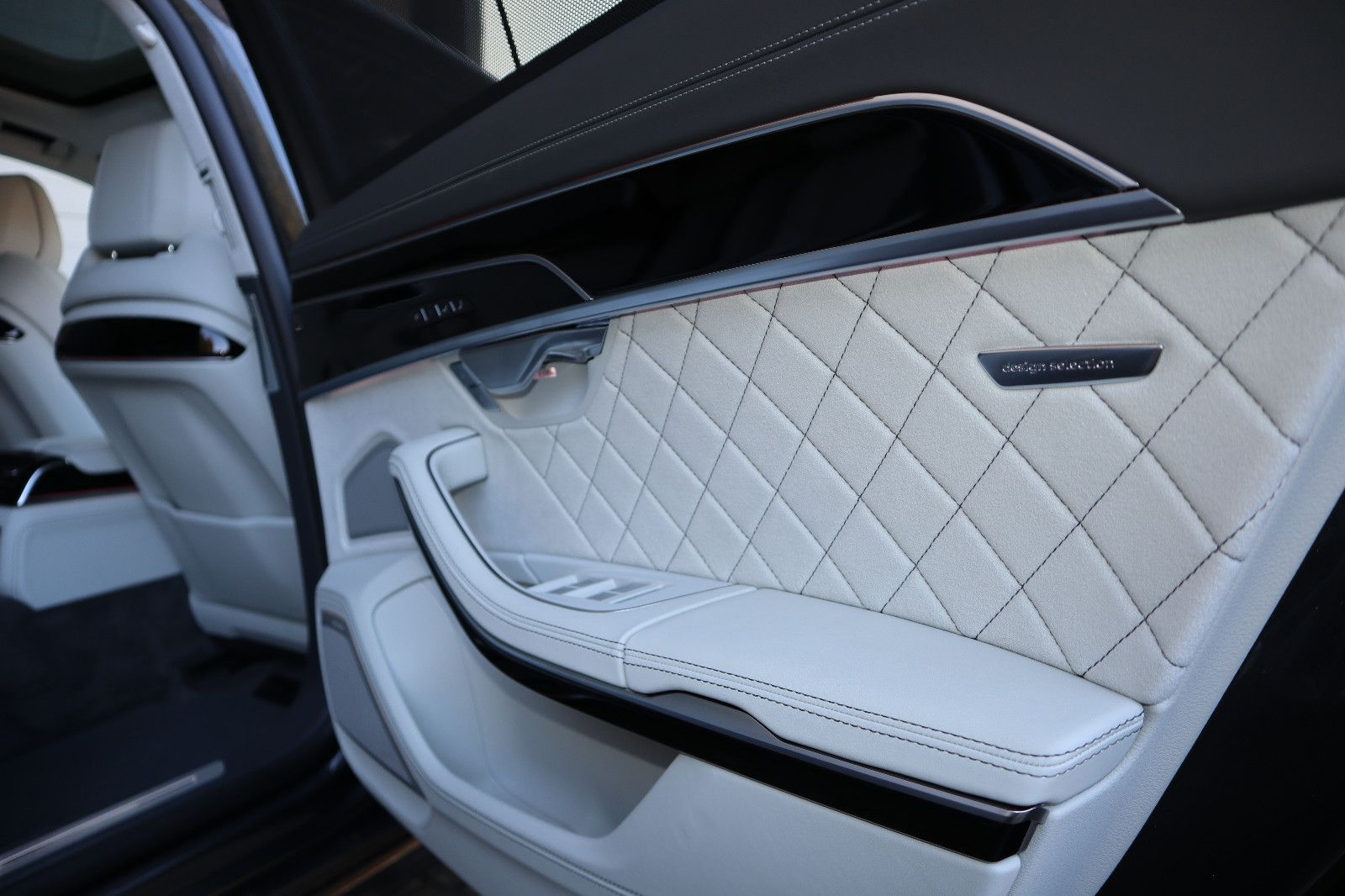 Audi A8L 60 TFSIe lang exclusive - Samsaru's Car Outlet